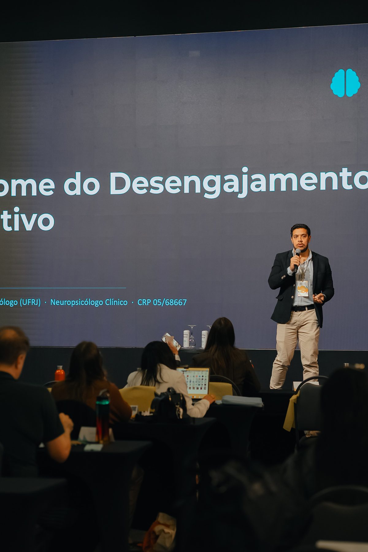 Lucas de Andrade ministrando aula para uma turma